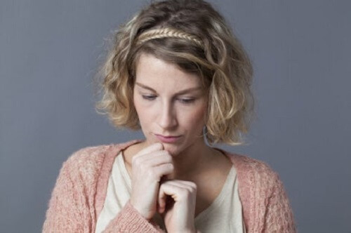 kvinne tenker på hva andre synes