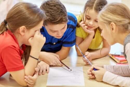 Barn som sammarbeider i en skoletime.