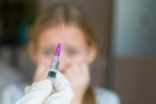 En kvinne med trypanofobi.