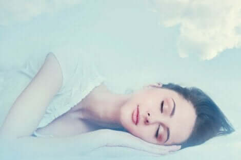 En kvinne som drømmer.