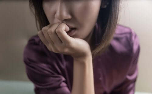 Kvinne som biter negler