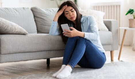 En engstelig kvinne på telefonen.