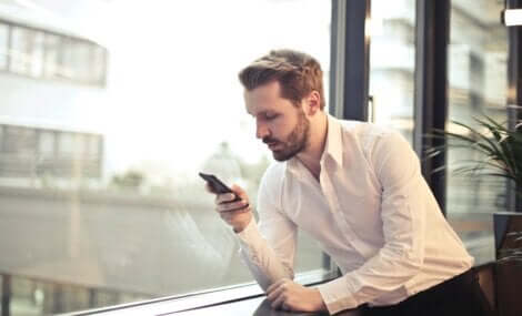 Doomscrolling refererer til den nylige besettelsen med å lese negative eller deprimerende nyheter.