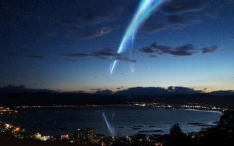 En lysstråle i mørket som går mot en innsjø, en vakker scene fra Your name