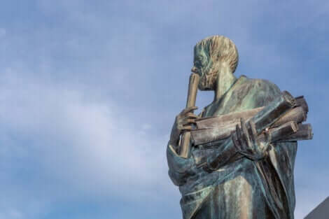 En statue av Aristoteles.