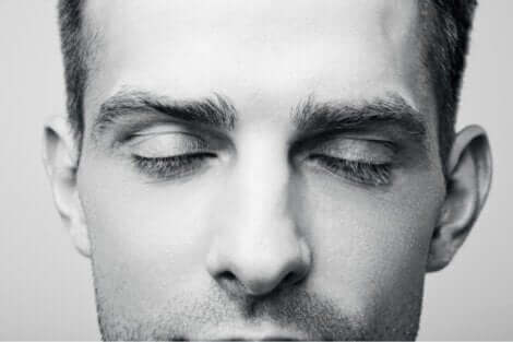 Et nærbilde av en fyr som dagdrømmer.