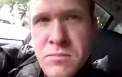 Et nærbilde av en mann som ser forstyrret ut.