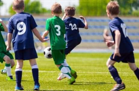 Flere unge gutter som spiller fotball.