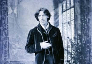 Foto av Oscar Wilde i dress.