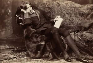 Oscar Wildes bilde av å slappe av på en sofa.