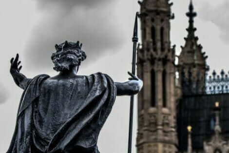 Statue foran en katedral i London