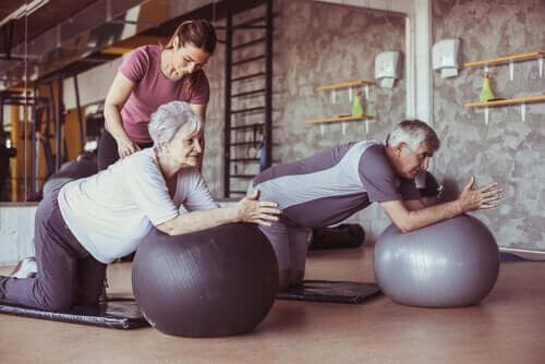 Eldre mennesker som trener i aldersvennlige byer.