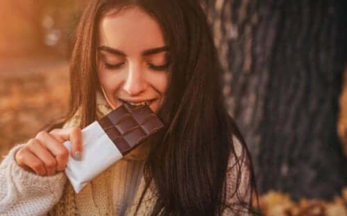Kvinne som spiser sjokolade.
