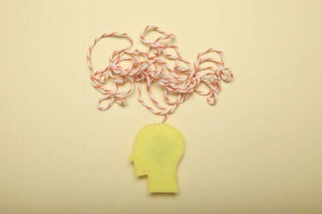 En utklipp av et hode med en tråd som illustrerer tanker.