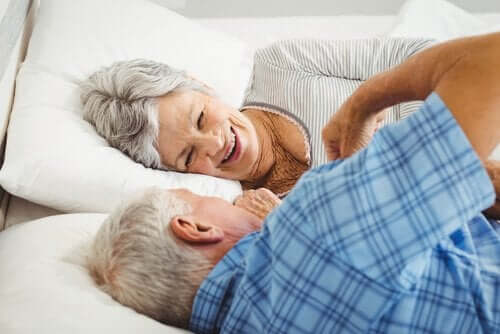 Et eldre par i sengen.