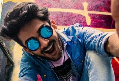 Mann med symptomer på hypomani.