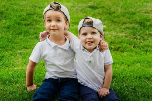 To brødre som klemmer.