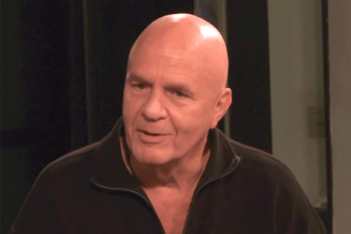 Wayne Dyer snakker med noen.