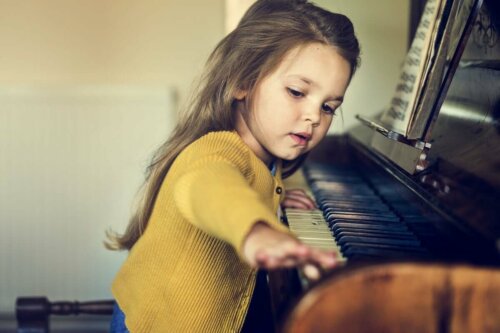 Jente som spiller piano.