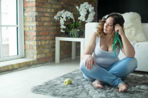 En kvinne som føler seg frustrert mens hun trener.