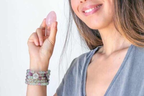 En kvinne som holder en eggformet stein.