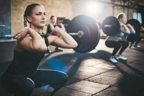 En kvinne som løfter vekter.