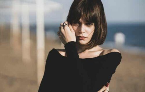 En kvinne som ser lei seg ut.