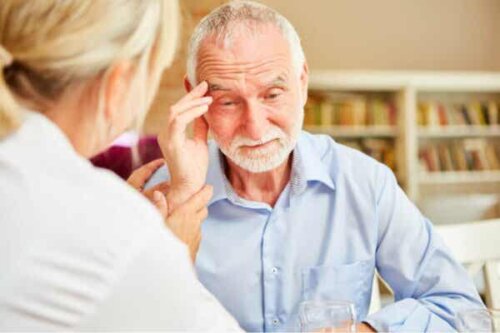 En mann i et av stadiene av Alzheimers.