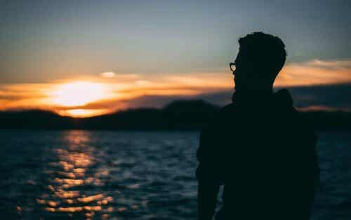 En mann som jobber med å være tilpasningsdyktig for endring.