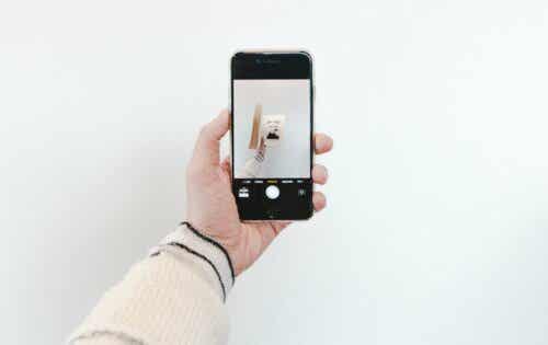 En mobiltelefon som tar et bilde.