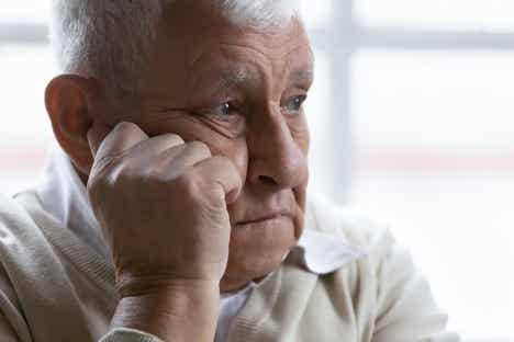En mann som ser deprimert ut, kanskje lider av psykotisk depresjon