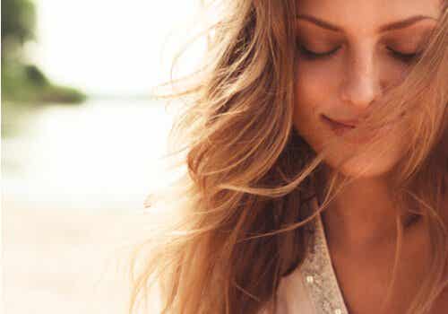 En lykkelig kvinne med lukkede øyne