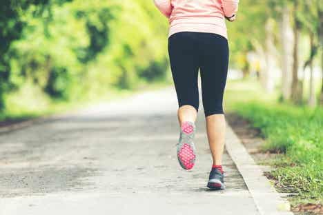 En jogger som viser sammenhengen mellom angst og stillesittende livsstil