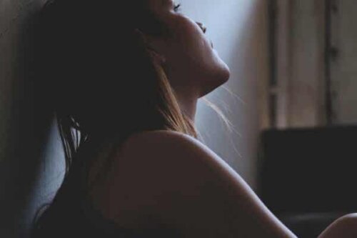 En kvinne som ser stresset ut.