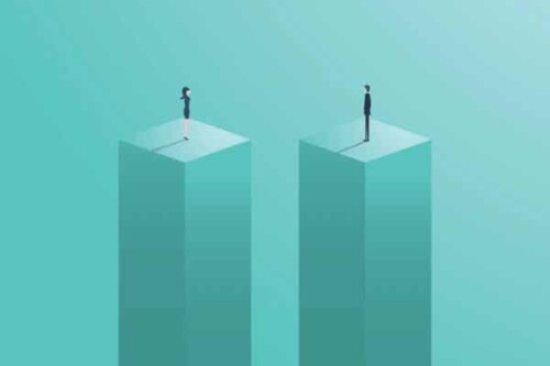 En mann og kvinne som står på søyler.