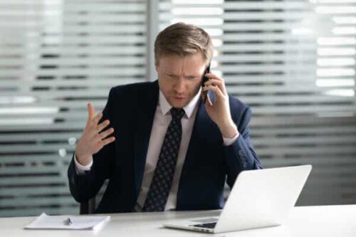 En mann som snakker i en telefon.