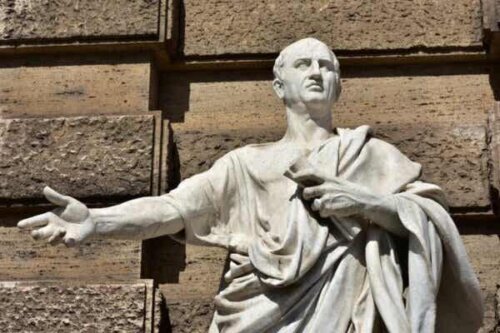 En statue av Marco Tullio Cicero.