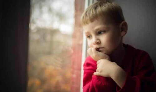 En trist gutt, som kanskje har blitt manipulert av foreldrene.