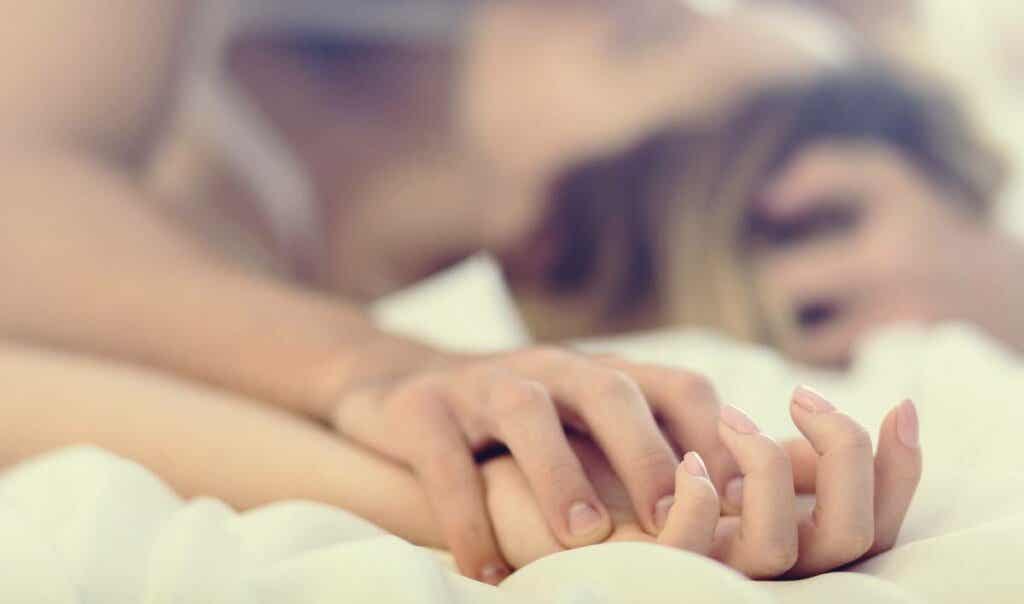hendene til et par i sengen