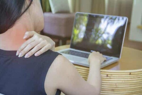 Kvinne med nakkesmerter.