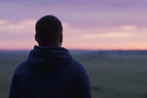 Mann som ser mot horisonten.