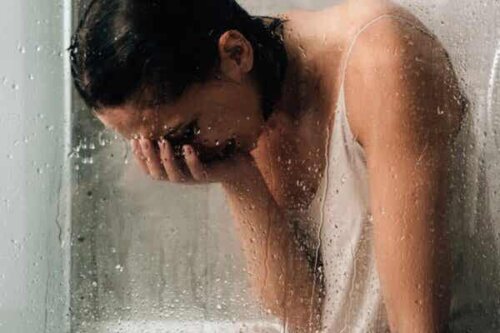 En kvinne som gråter i dusjen.