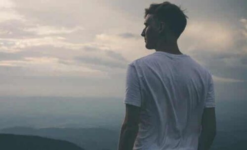 En mann som ser ut mot havet.