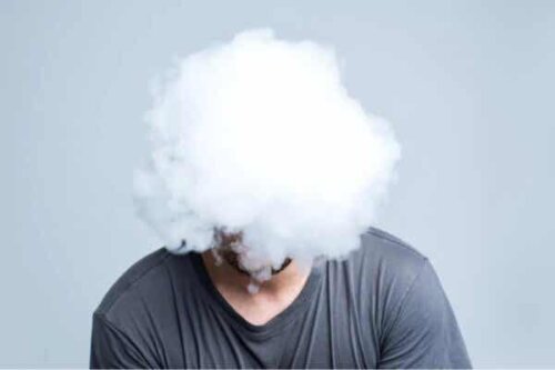 En manns hode dekket av en sky.