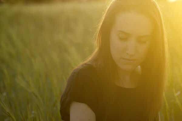 En kvinne som ser ettertenksom ut og viser forklaringsstiler