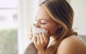 Lukten av partneren din kan få deg til å slappe av