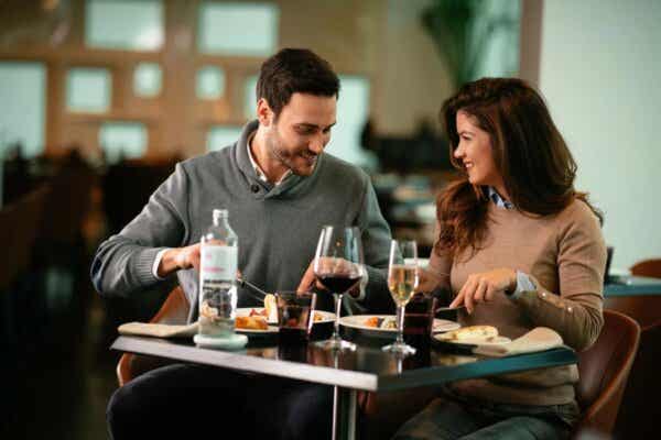 Et lykkelig par som spiser på en restaurant