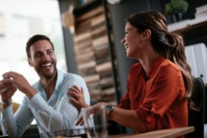 Hemmeligheten bak å gjøre et godt førsteinntrykk, ifølge vitenskapen