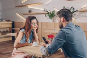 Hva kan du gjøre hvis partneren din ser mer på mobilen sin enn på deg?