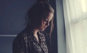 Uhjelpsomme familier forårsaker emosjonell forlatthetsfølelse